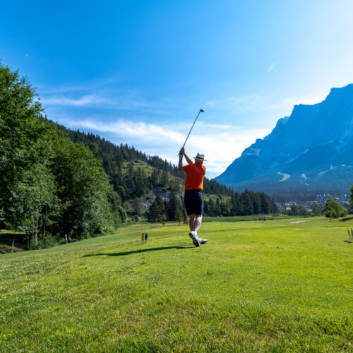 Golfspieler auf grünem Rasen - Hotel Post 4*S