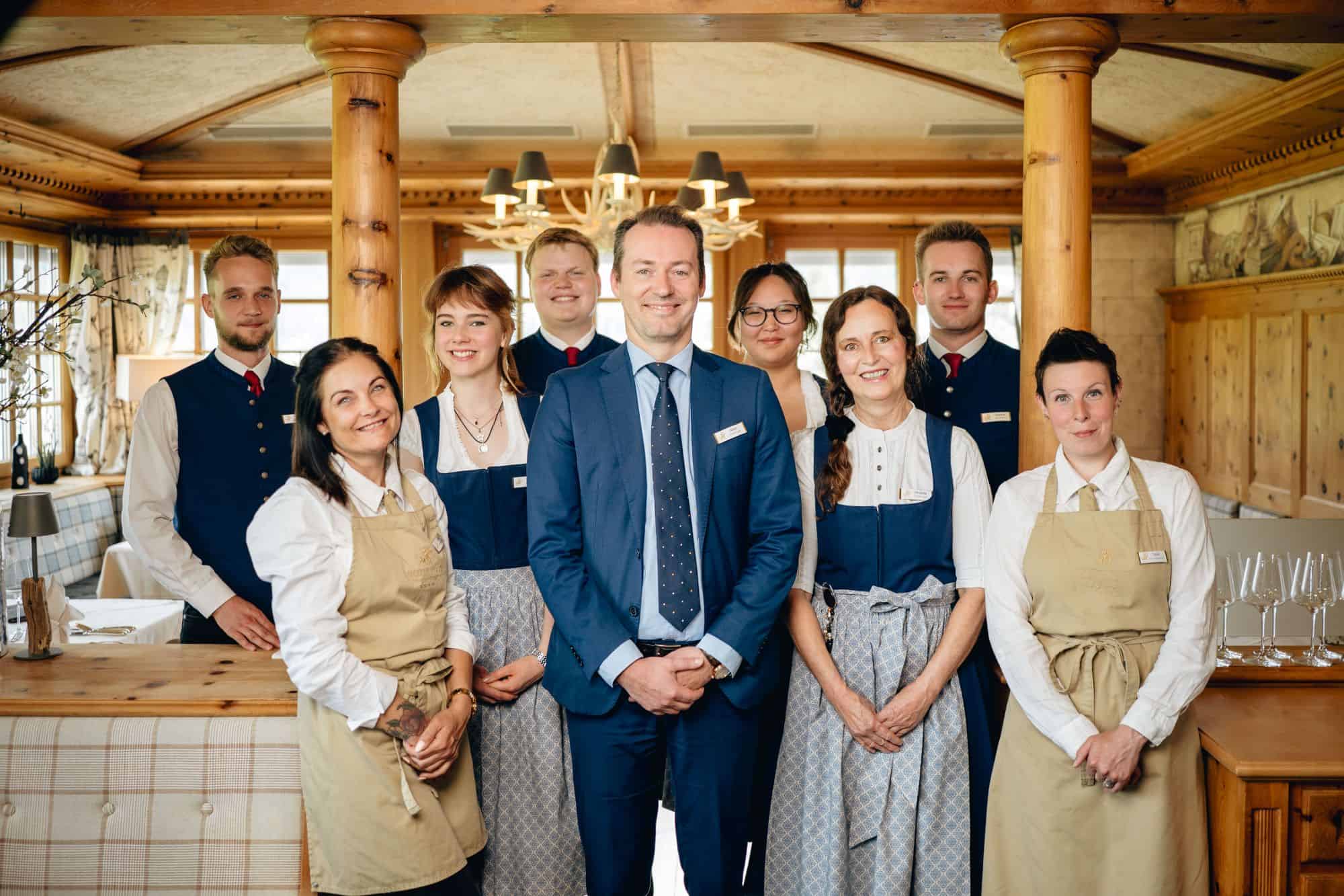 Hotel Post 2026 - (Franz Wüstenberg)-132 mehrere Personen in Service-Kleidung