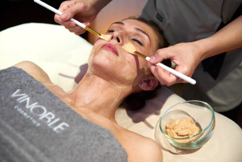 Gesichtsbehandlung mit Pinseln - Hotel Post 4*S