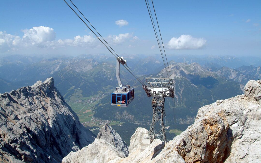 Zugspitzbahn mit Felsen