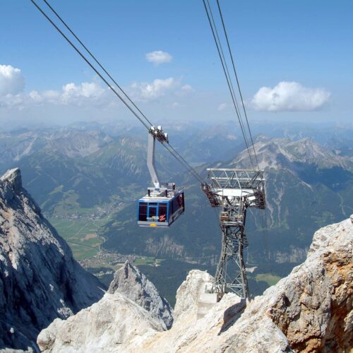 Zugspitzbahn mit Felsen