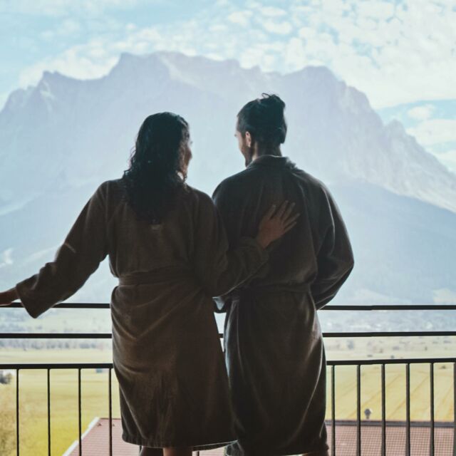 🫧⁣Cheers to spending all day in a cozy bathrobe and the salt water pool 👙⠀
⠀
⠀
#spaday #infinitypool #relaxtime #bestwellnesshotels #treatyourself #healthylifestyle #zugspitze #cozyplace #rebalanceyourlife