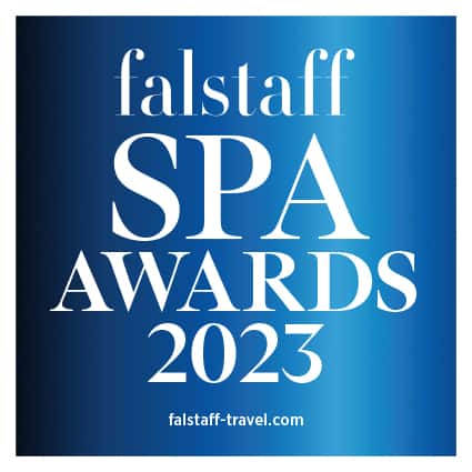 Falstaff Spa Awards Logo 2023 in weißer Schrift vor blauem Hintergrund